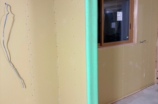 引き続き、造作工事中
